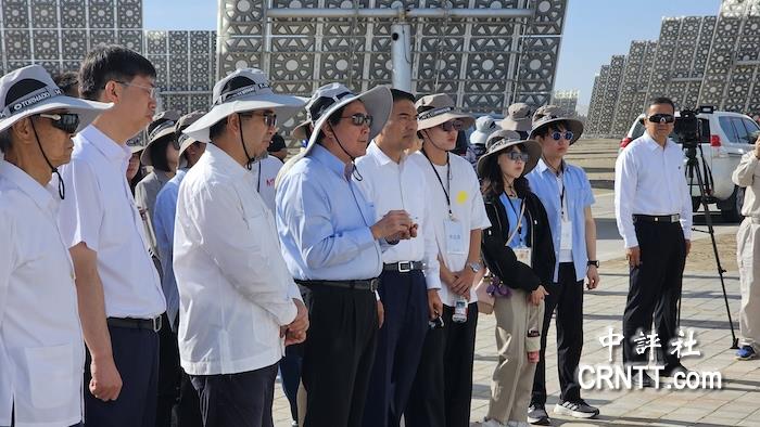 馬英九訪敦煌光電園　驚訝夜間也能發電