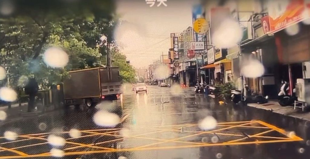 快訊/誇張畫面曝!高雄小貨「直直衝」釀5事故 橫掃機車撞電箱 快訊/誇張畫面曝!高雄小貨「直直衝」釀5事故 橫掃機車撞電箱