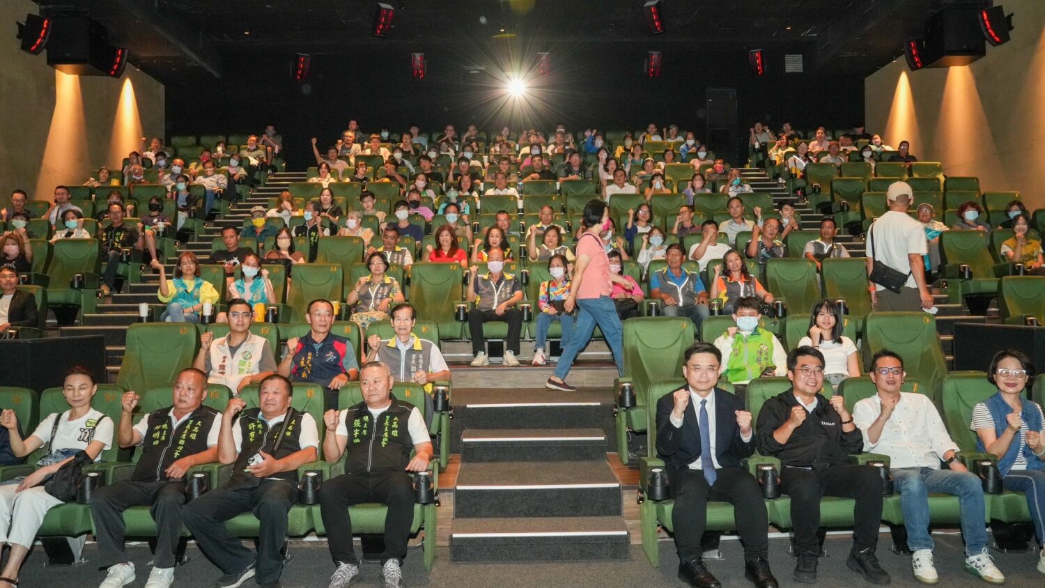 以實際行動凝聚民主記憶 賴瑞隆包場《看不見的國家》 以實際行動凝聚民主記憶 賴瑞隆包場《看不見的國家》