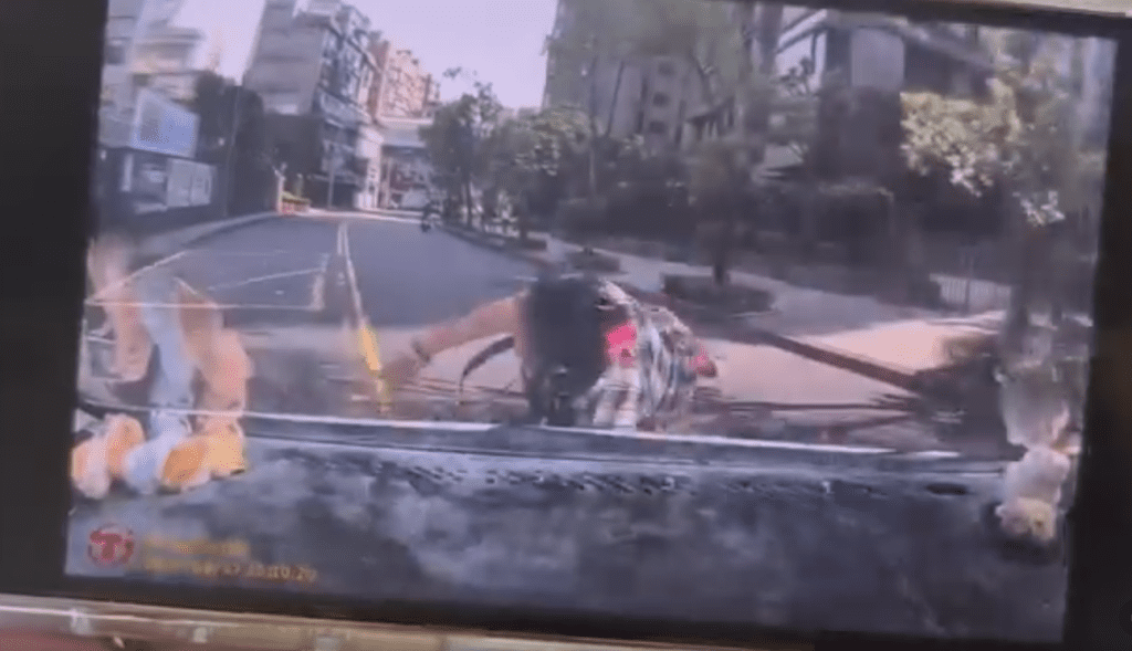 影/內湖行人地獄!婦人走斑馬線「遭左轉車輛撞飛」 網友酸:真的沒在看路 影/內湖行人地獄!婦人走斑馬線「遭左轉車輛撞飛」 網友酸:真的沒在看路