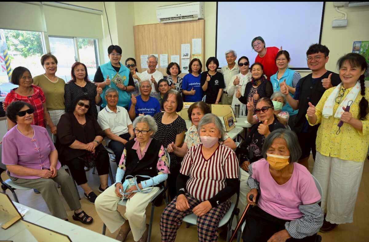 花蓮市推動數位樂齡 雷雕課程喚起土地記憶 花蓮市推動數位樂齡 雷雕課程喚起土地記憶