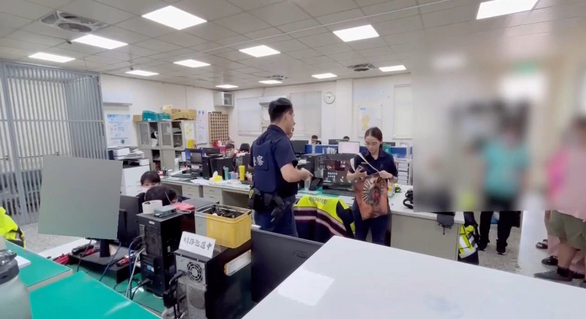 龜山警上演抓小偷短劇 教導自閉症孩童正確認識偷竊 龜山警上演抓小偷短劇 教導自閉症孩童正確認識偷竊