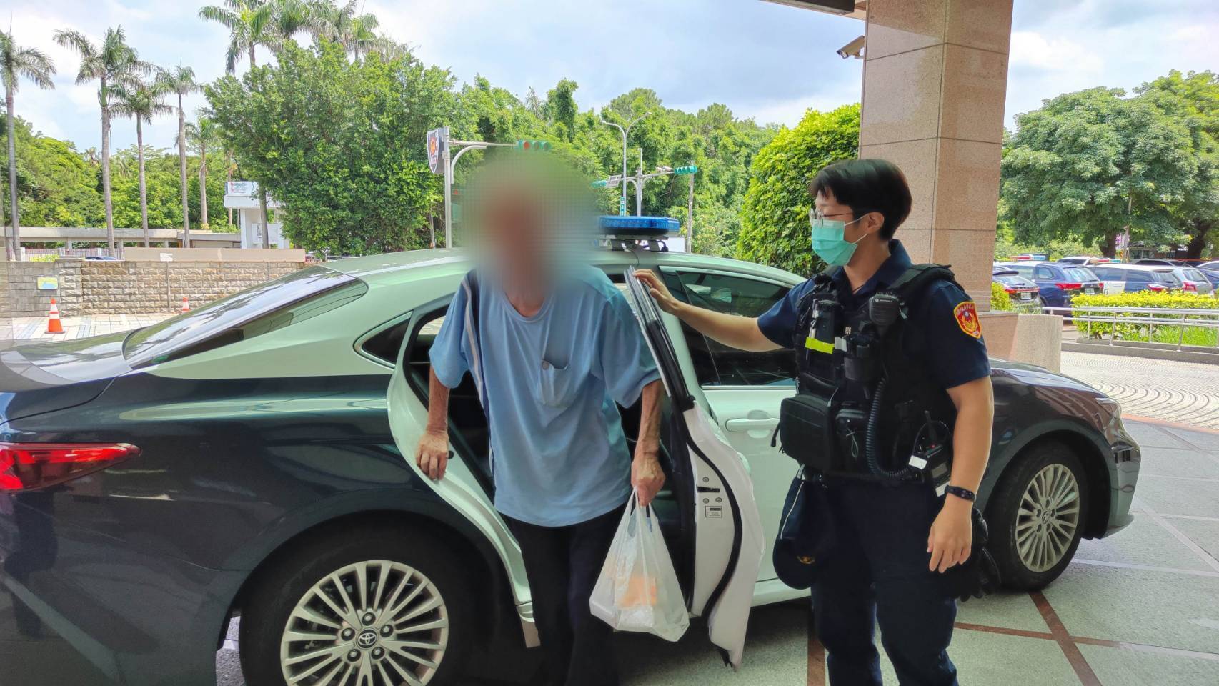 9旬翁徒步走整夜迷途困坐超商 八德警協尋助平安返家 9旬翁徒步走整夜迷途困坐超商 八德警協尋助平安返家