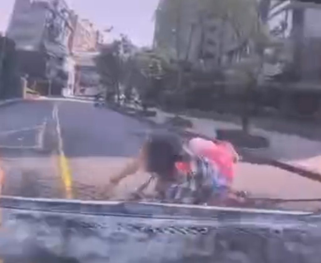 走斑馬線竟遭撞飛!北市內湖女行人過馬路遭左轉車猛撞倒地 走斑馬線竟遭撞飛!北市內湖女行人過馬路遭左轉車猛撞倒地