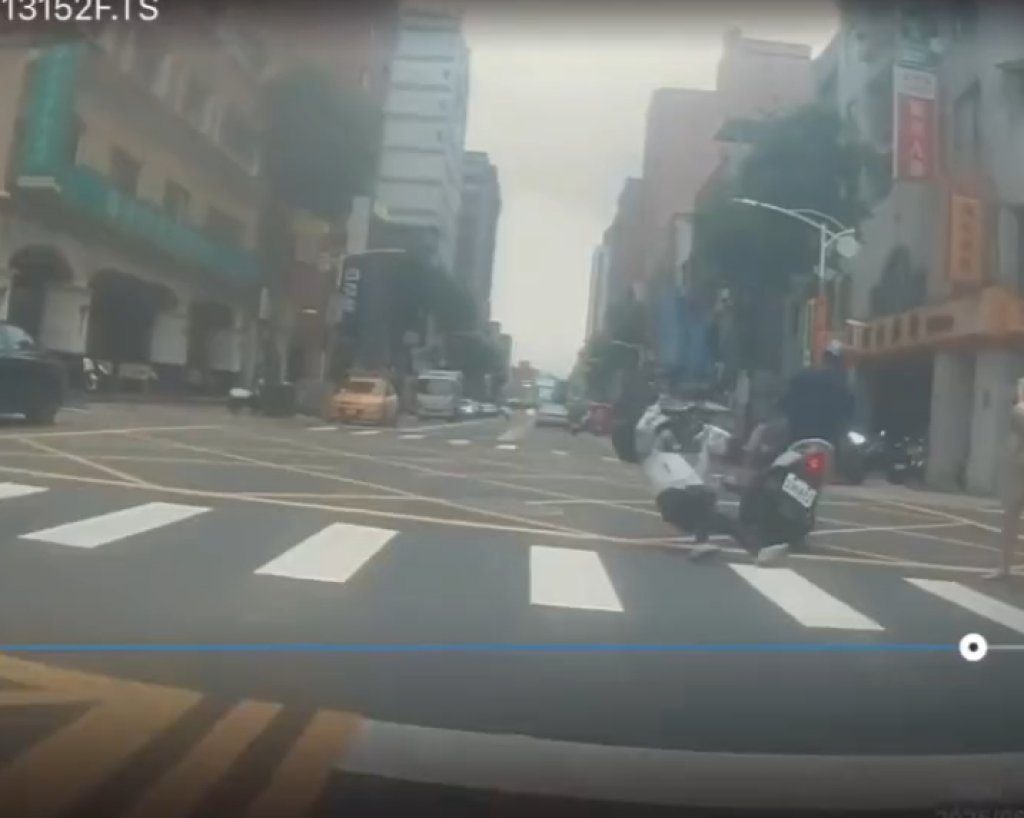 當街遭撞飛!機車直衝斑馬線 行人驚險飛摔倒地 當街遭撞飛!機車直衝斑馬線 行人驚險飛摔倒地