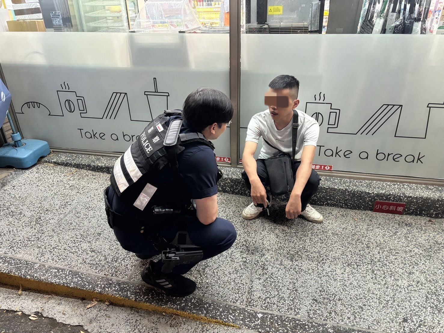 精障男迷途受困超商內 壢警憑「這一物」確認身分 精障男迷途受困超商內 壢警憑「這一物」確認身分