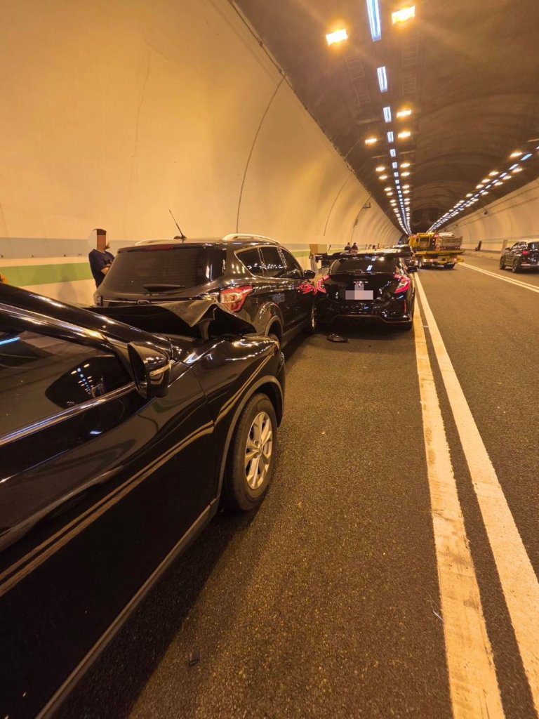 國道3號中寮隧道驚傳9車連環追撞 所幸無人傷亡、1小時恢復通車 國道3號中寮隧道驚傳9車連環追撞 所幸無人傷亡、1小時恢復通車