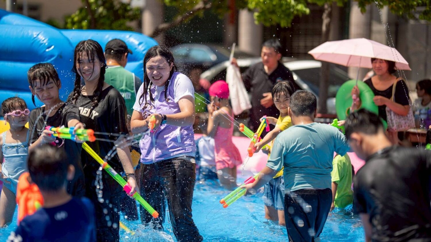 鎮港市議員參選人湯茹婷化身孩子王與小孩同樂 上千人一起開心放暑假