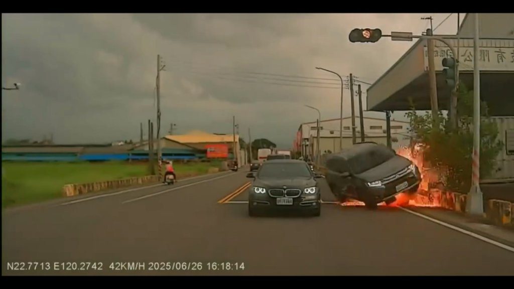 影/超車帶特效!休旅車自撞變電箱爆火花 失控衝對向再撞電線桿、圍牆 影/超車帶特效!休旅車自撞變電箱爆火花 失控衝對向再撞電線桿、圍牆