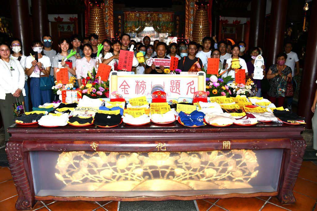 彰化市公所在開化寺辦《臨試抱佛腳》為考生祈福