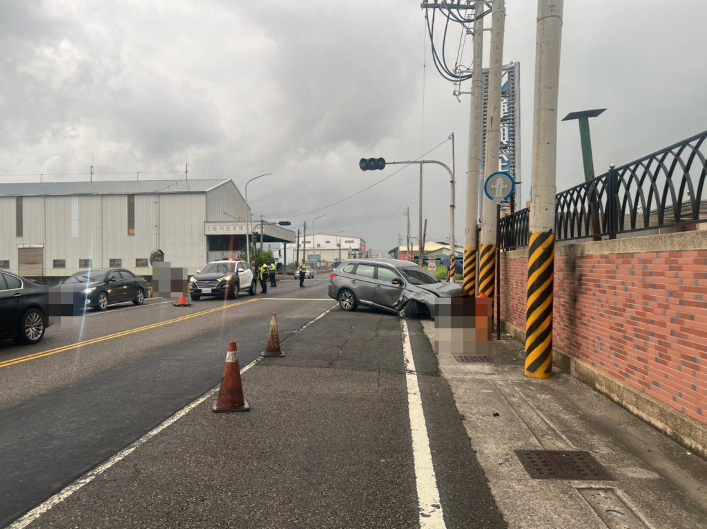 高雄男「硬超BMW」慘撞變電箱！爆炸火光驚人　車飛對向再撞電桿