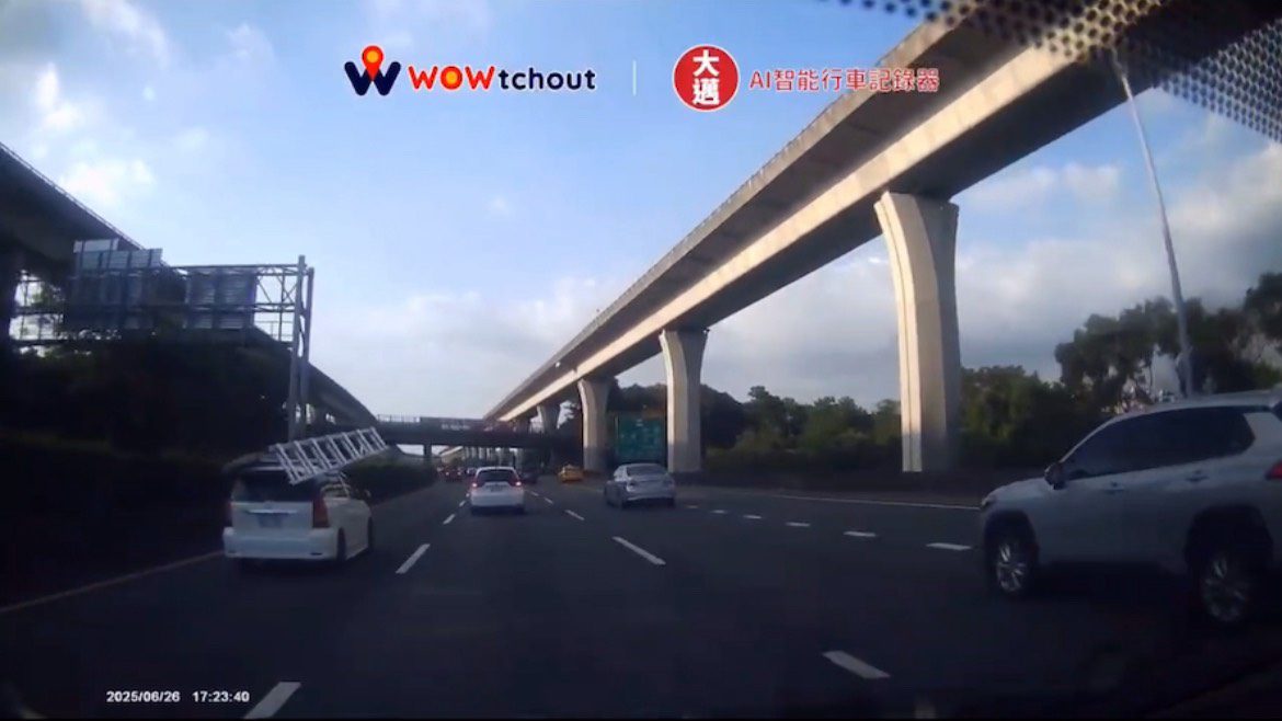 國道行駛樓梯突掉落險砸後車 警提醒恐挨萬元罰單 國道行駛樓梯突掉落險砸後車 警提醒恐挨萬元罰單