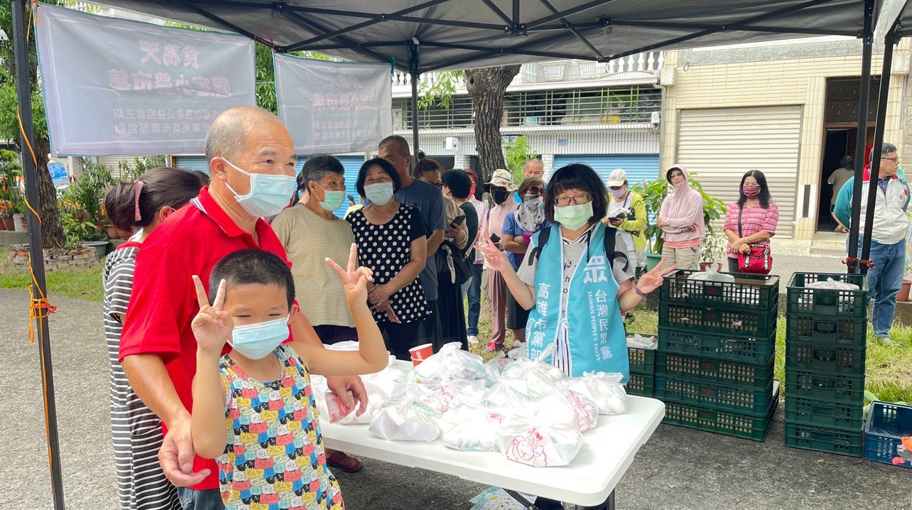 小農市集熱鬧開張，台灣民眾黨高雄市黨部到場傾聽民意