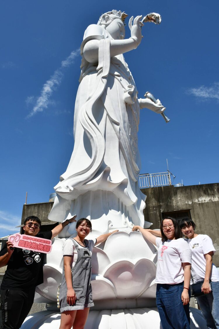 彰化學子前進開化寺「臨時抱佛腳」　盼藉由「神助」一舉金榜題名