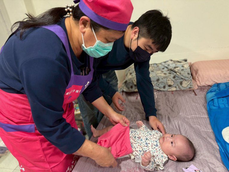 高市月嫂到宅翻轉父職角色 共創幸福育兒家庭 高市月嫂到宅翻轉父職角色 共創幸福育兒家庭