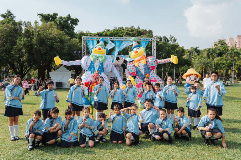 人偶公仔IP「巨」星登場大東公園 2025客家很有市越夜越閃亮 人偶公仔IP「巨」星登場大東公園 2025客家很有市越夜越閃亮