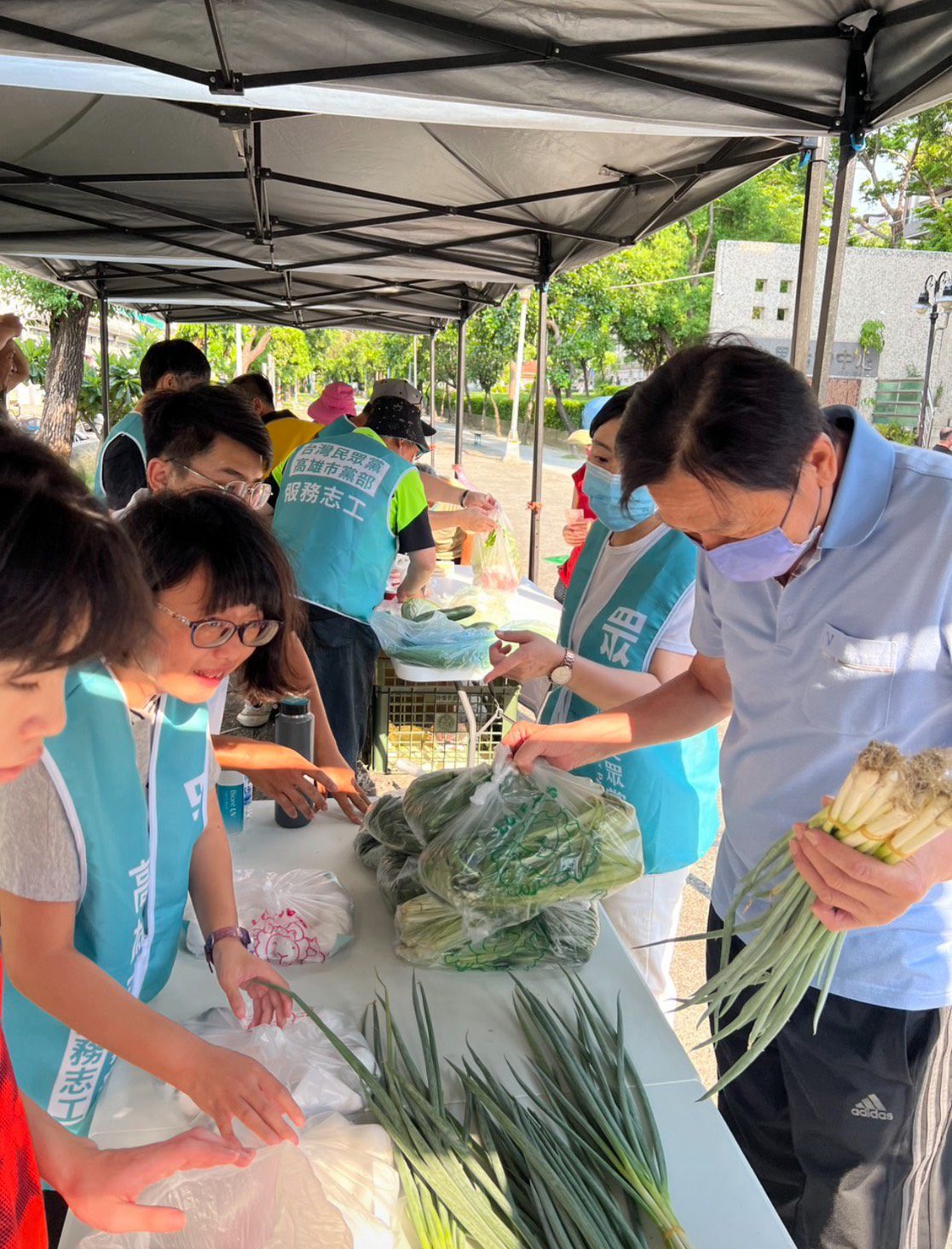 高雄本和里小農市集熱鬧登場 民眾黨高市黨部與社區攜手送暖 高雄本和里小農市集熱鬧登場 民眾黨高市黨部與社區攜手送暖