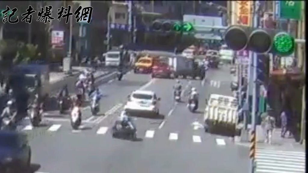 三重男開RAV4綠燈直直衝　追尾起步小貨車害失控翻覆