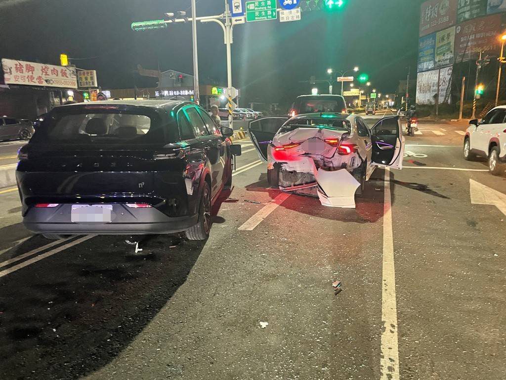 好好停紅燈也有事!桃園3車連環撞 肇事男追尾再推撞釀2傷 好好停紅燈也有事!桃園3車連環撞 肇事男追尾再推撞釀2傷