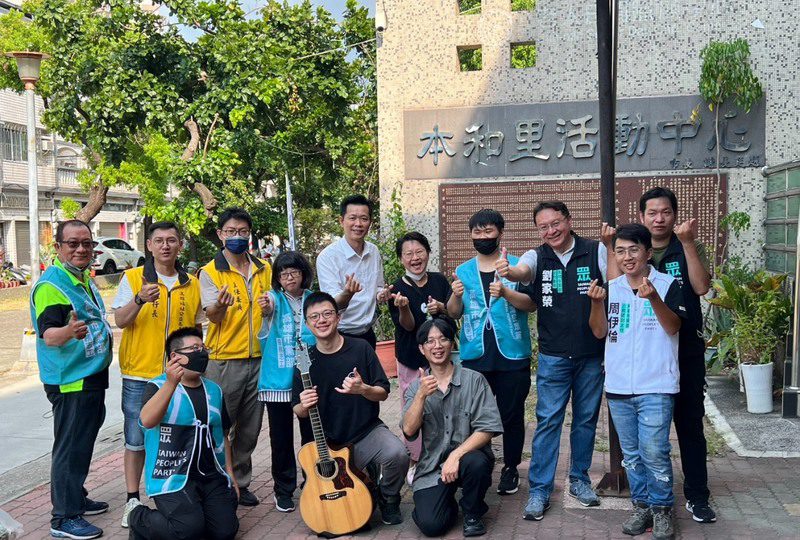 小農市集熱鬧開張, 街頭藝人演唱歡樂滿場 小農市集熱鬧開張, 街頭藝人演唱歡樂滿場