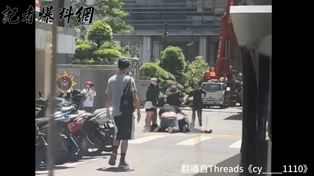 Uber司機開門疑擦撞機車爆口角 遭1家5口當街圍毆 Uber司機開門疑擦撞機車爆口角 遭1家5口當街圍毆