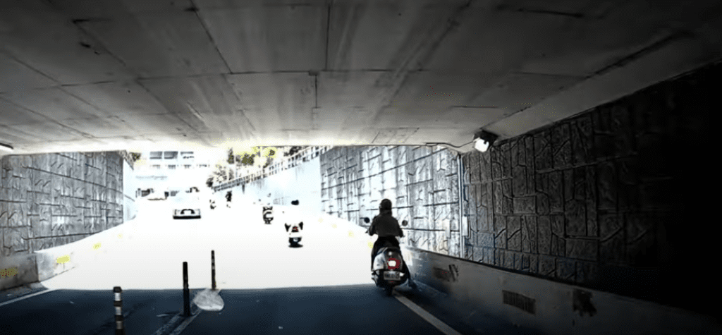 誇張!苗栗機車女騎士竟停地下道躲太陽 路過駕駛幹譙 誇張!苗栗機車女騎士竟停地下道躲太陽 路過駕駛幹譙