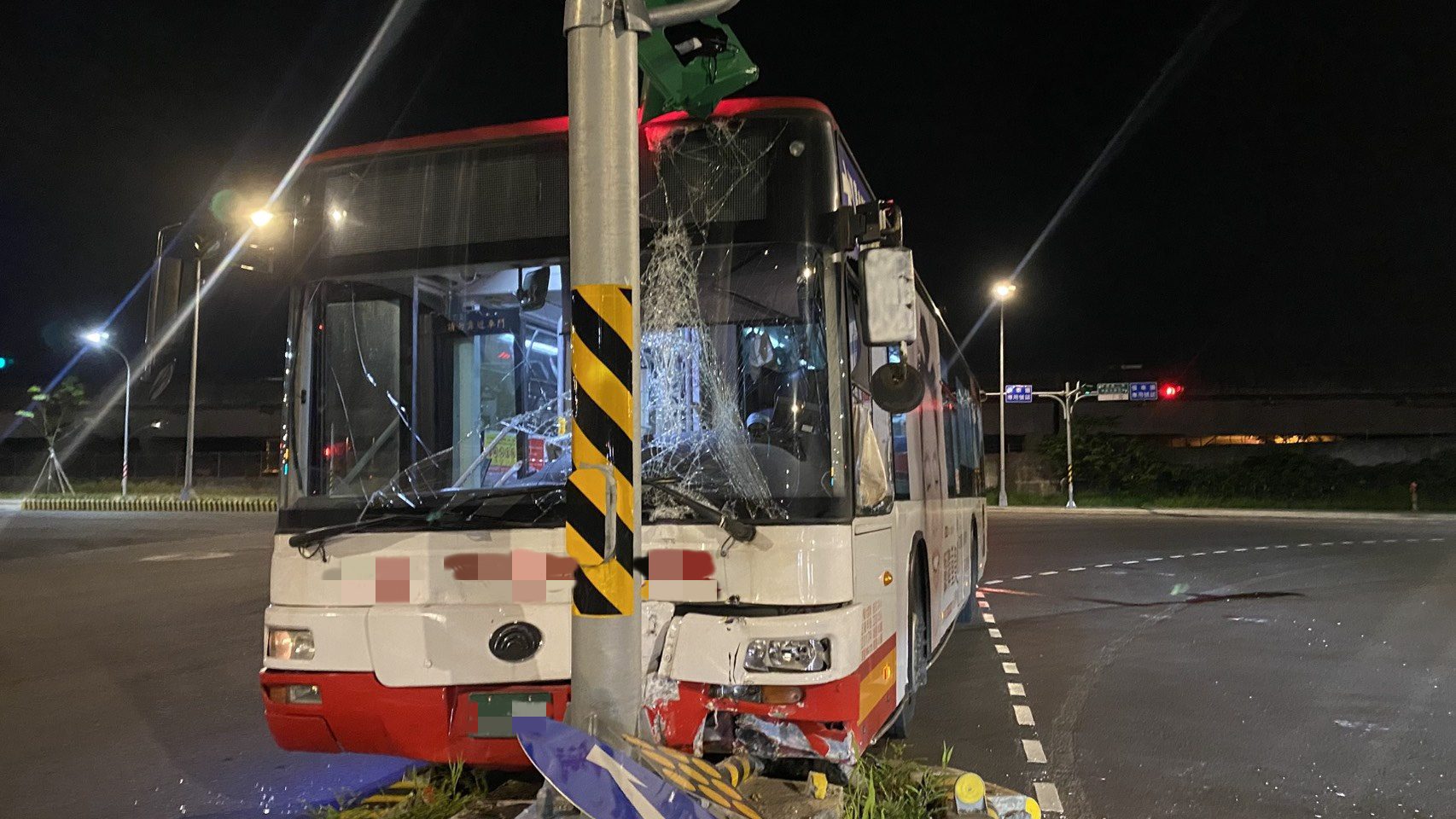 桃園中壢公車深夜自撞安全島 交通號誌慘遭波及 桃園中壢公車深夜自撞安全島 交通號誌慘遭波及