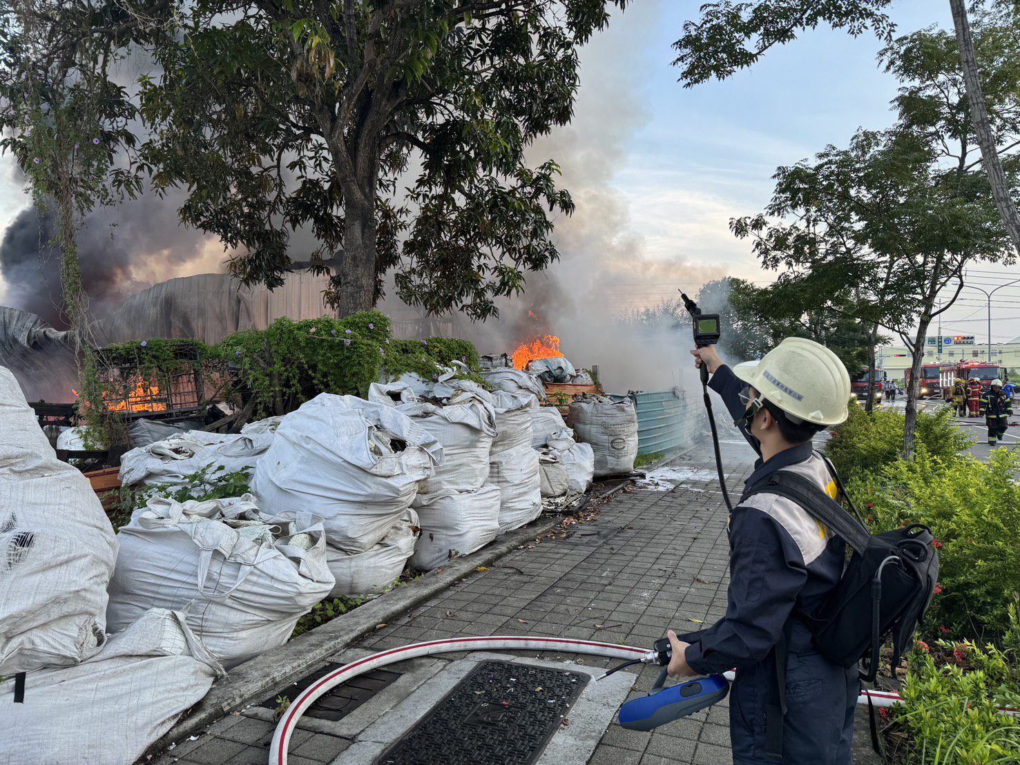 岡山停業工廠堆置廢塑膠引發火警,高雄環保局派員監視空氣品質 岡山停業工廠堆置廢塑膠引發火警,高雄環保局派員監視空氣品質