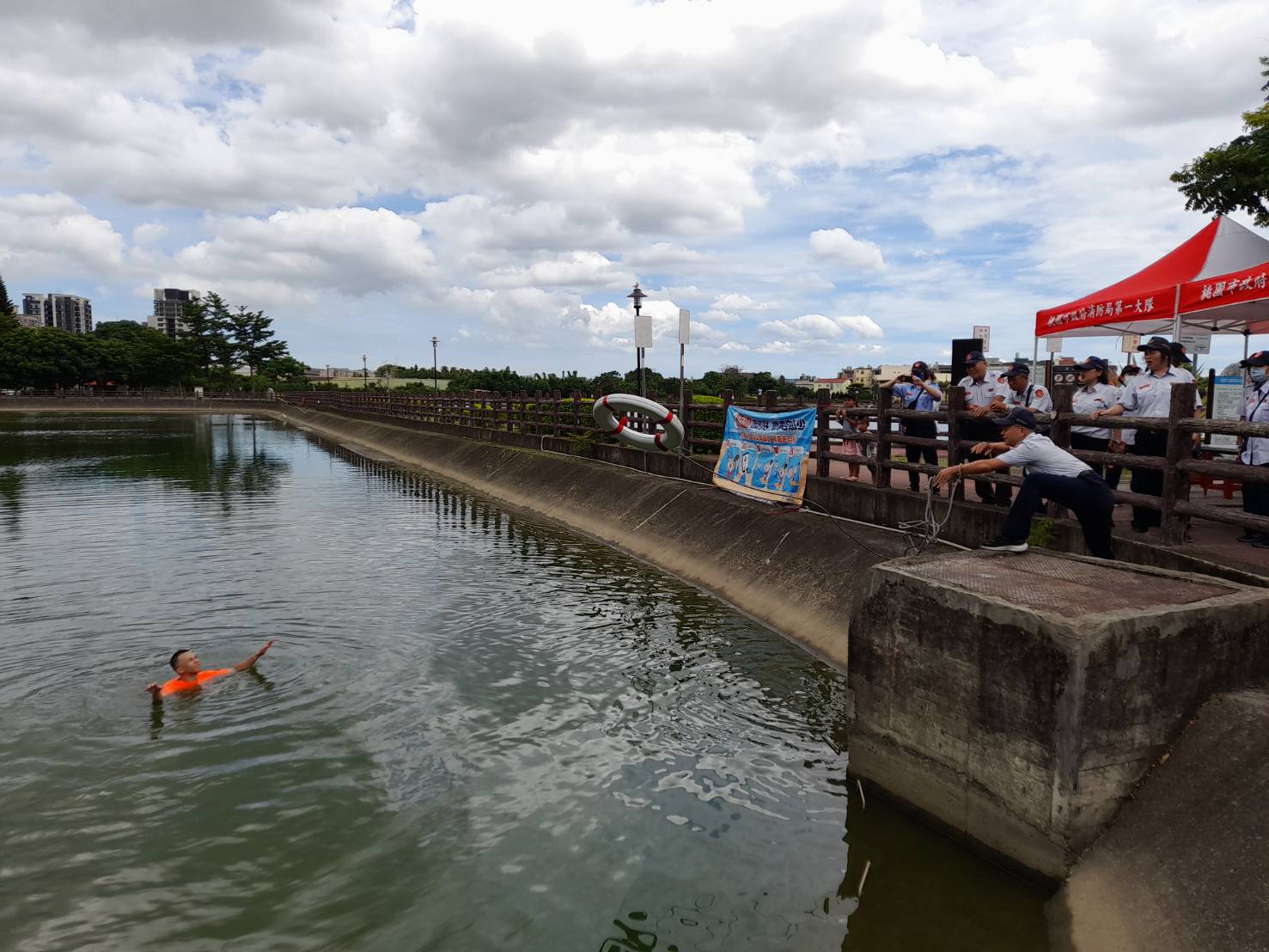 有人掉進埤塘?桃園大湳消防分隊搶救演練逼真登場 有人掉進埤塘?桃園大湳消防分隊搶救演練逼真登場