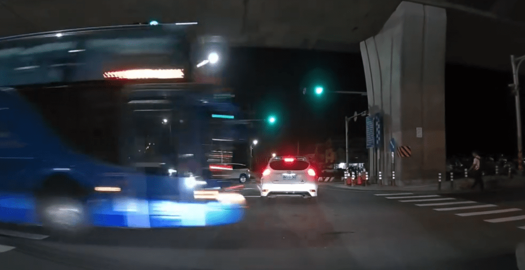 葛瑪蘭客運闖紅燈！　業者：駕駛立即停派召回矯正教育