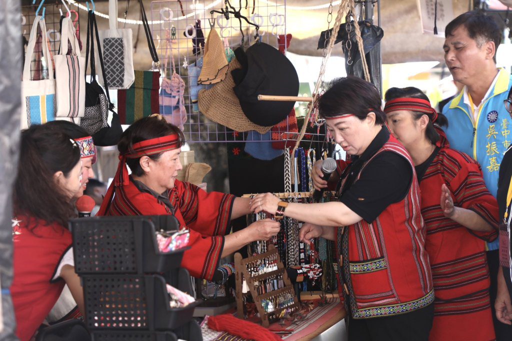 谷關泡湯順便逛市集!盧市長化身行銷女王 推薦「雙十公車」玩透原民新地標 谷關泡湯順便逛市集!盧市長化身行銷女王 推薦「雙十公車」玩透原民新地標