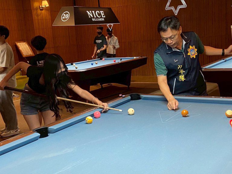 高雄市少年隊及少輔會攜手少年打撞球　培養正向運動風氣及豐富假期