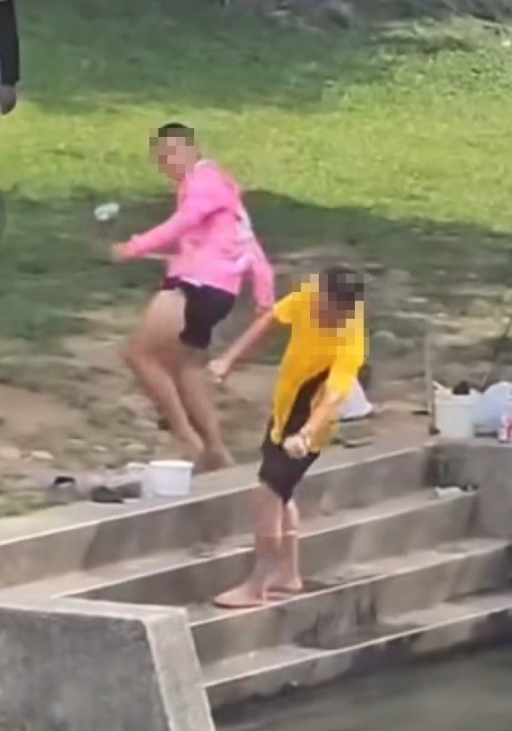 影/台中大里釣魚占位爆衝突！粉紅男怒踹黃衣男　雙雙進警局挨罰