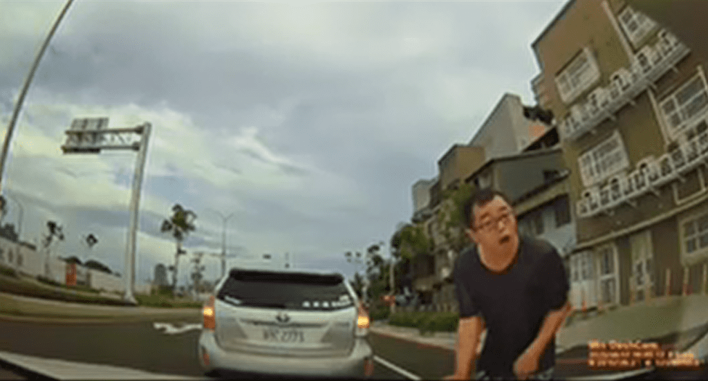 爆料/打人還攔車阻擋就醫驗傷? 民眾投訴痛批太可惡 爆料/打人還攔車阻擋就醫驗傷? 民眾投訴痛批太可惡