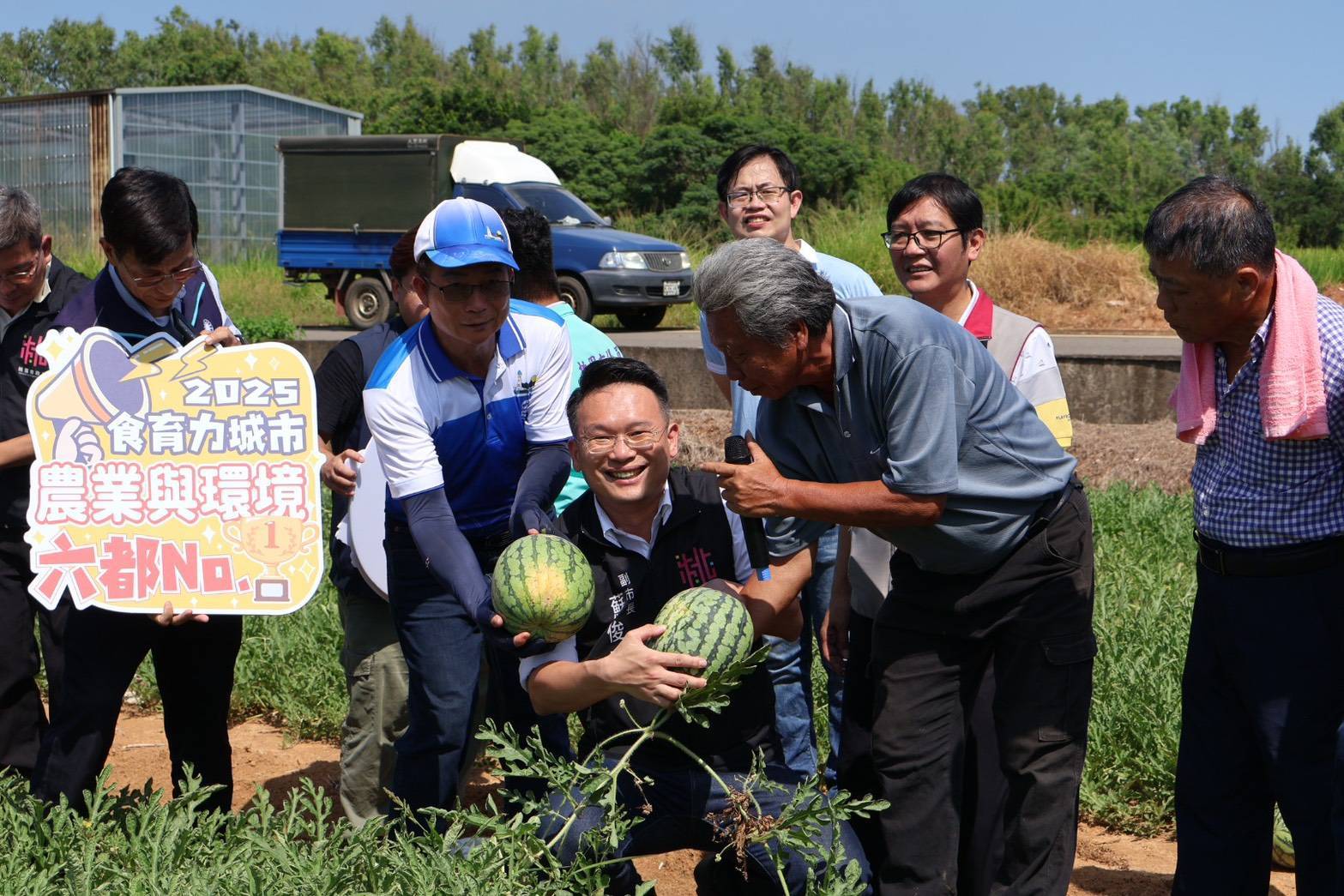 桃園擴大推廣紙農膜導入西瓜田 蘇俊賓:兼具環保與經濟效益 桃園擴大推廣紙農膜導入西瓜田 蘇俊賓:兼具環保與經濟效益