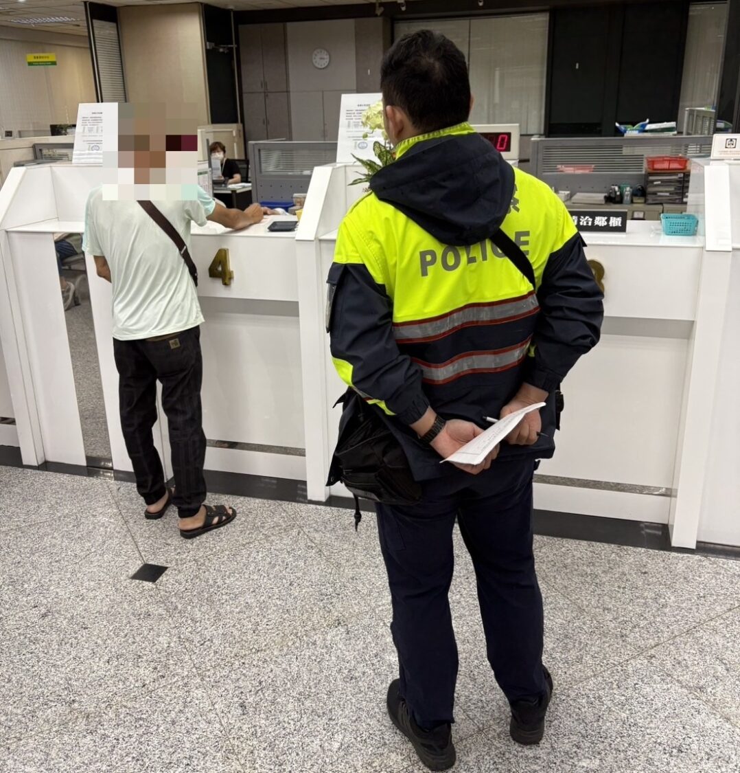 男疑遭詐騙欲匯卅萬元 民權警成功保住其積蓄 男疑遭詐騙欲匯卅萬元 民權警成功保住其積蓄