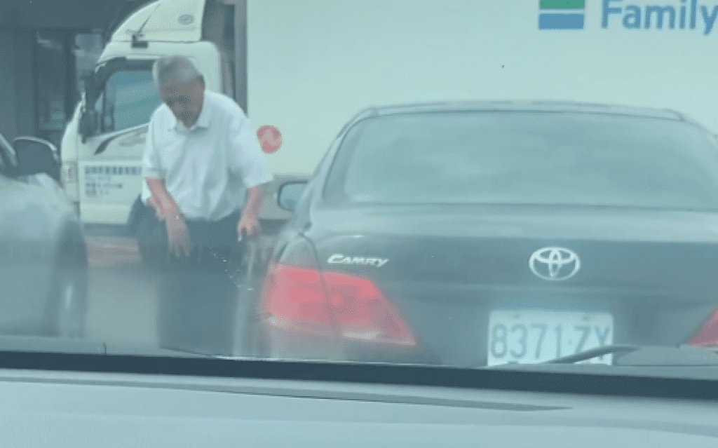 影/硬要開車!屏東阿伯「走路狂抖」攙扶進駕駛座 嚇呆目擊者:要害死誰 影/硬要開車!屏東阿伯「走路狂抖」攙扶進駕駛座 嚇呆目擊者:要害死誰