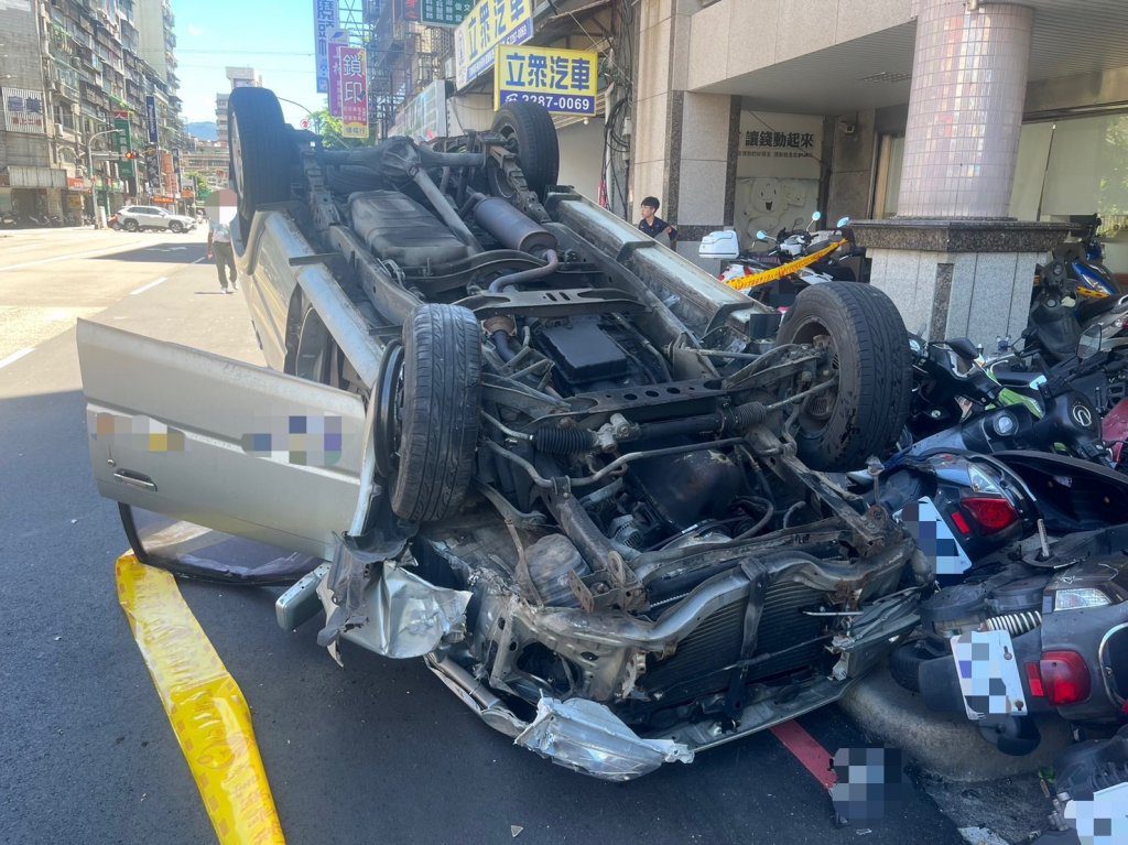 三重廂型車逆向爆衝自撞燈桿橫掃19機車　肇事6旬翁稱「陽光刺眼」惹禍