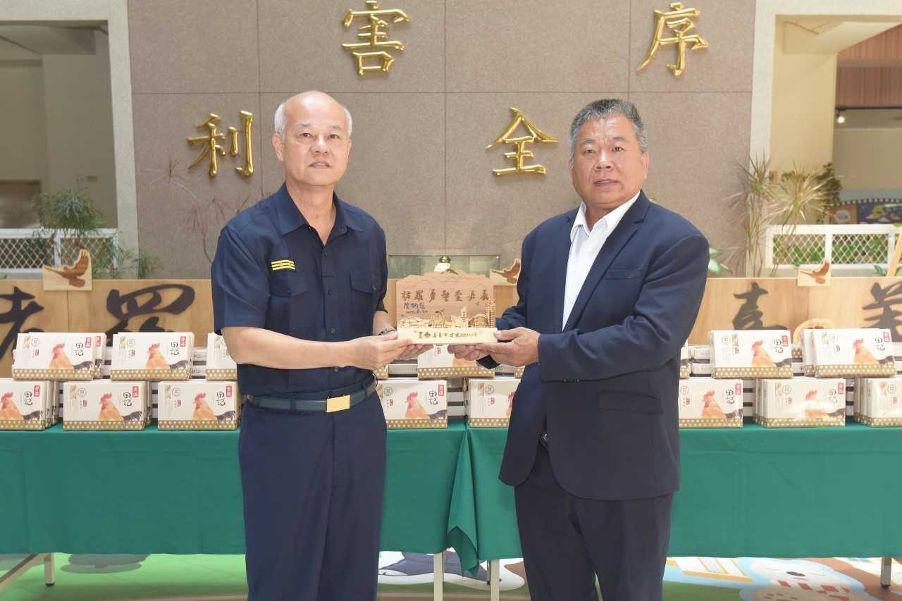 嘉市警打詐成績亮眼 昇樺食品董座吳裕田贈滴雞精表達敬意 嘉市警打詐成績亮眼 昇樺食品董座吳裕田贈滴雞精表達敬意