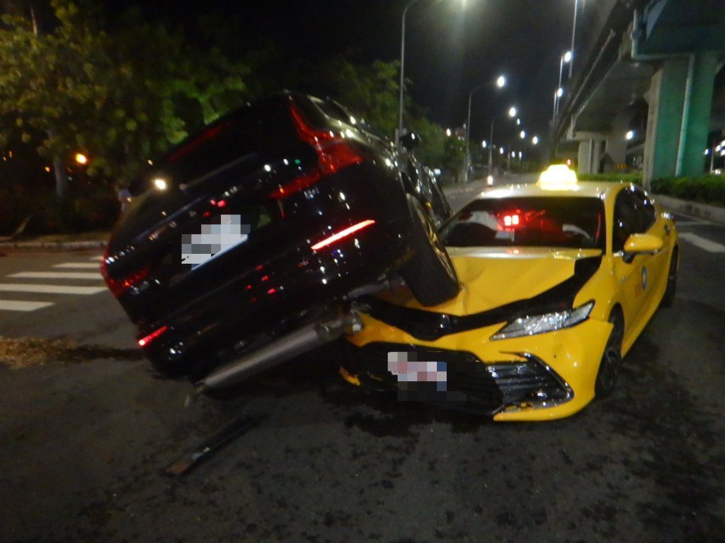 又不禮讓！自小客左轉擊落小黃「輪輾車頭」