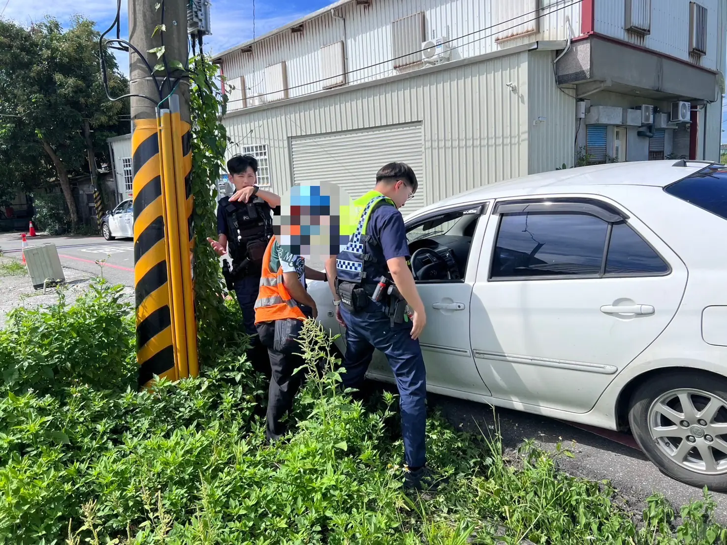 車輪陷溝動彈不得　北昌警合力抬車助脫困