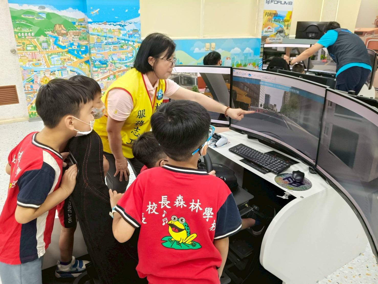 大園警帶路！小學童走進科技執法中心 學習交通安全