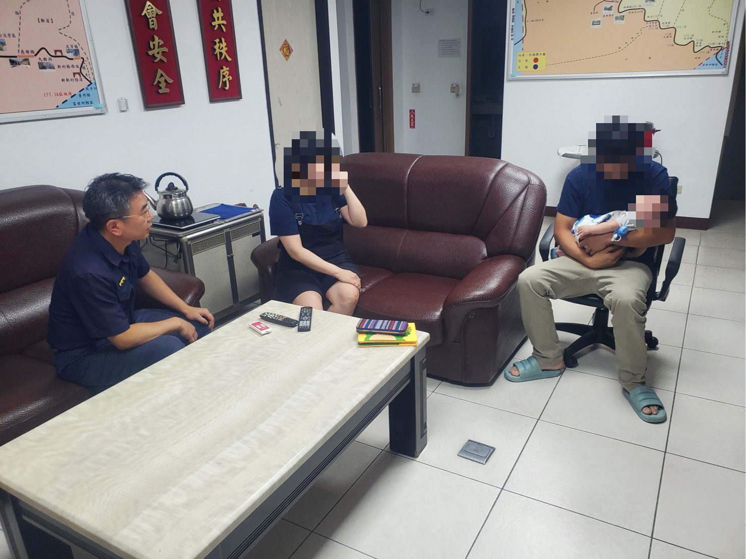 山區起霧受困天祥  警暖心協助嬰兒家庭順利下山 山區起霧受困天祥  警暖心協助嬰兒家庭順利下山