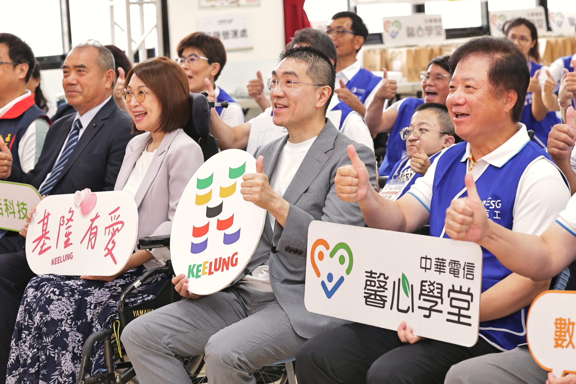 中華電信攜手基隆市政府、中華民國身心障礙聯盟及脊髓損傷者協會全國聯合會,培訓基隆市身心障礙朋友擔任數位講師,與中華電信企業志工一起深入社區服務,這不僅是臺灣首創的長輩服務創新模式,更具有支持身心障礙者社會參與和多元就業的意義,讓長輩們能善用智慧手機,學習科技帶來的快樂與便利,落實多元共融的數位生活。
