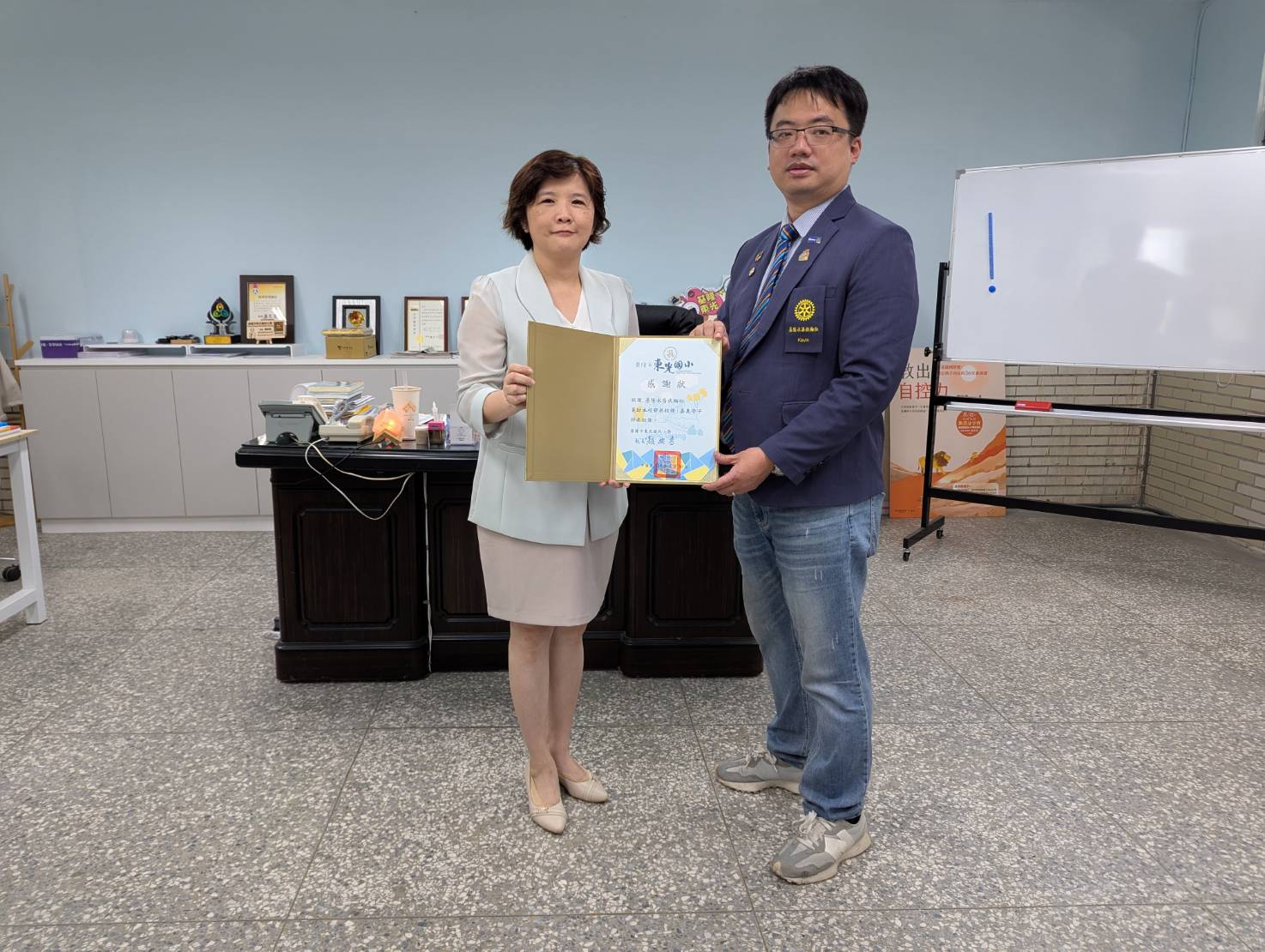 基隆市立東光國小校長顏安秀(右1)除了感謝基隆永昌扶輪社對教育的貢獻,也代表學校致贈感謝狀,由基隆永昌扶輪社社長江育銓(左1)代表受贈,以表達學校的謝意。