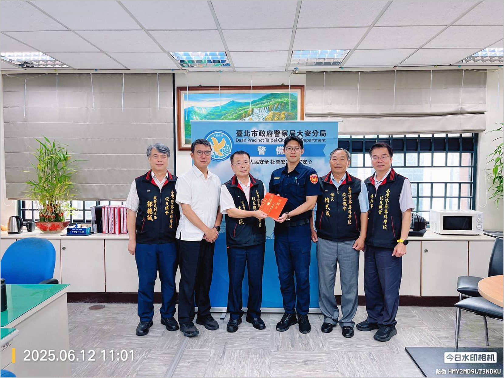警專校友總會慰問因公受傷警員鄭翔元　沈聖捷 致贈慰問金表關懷