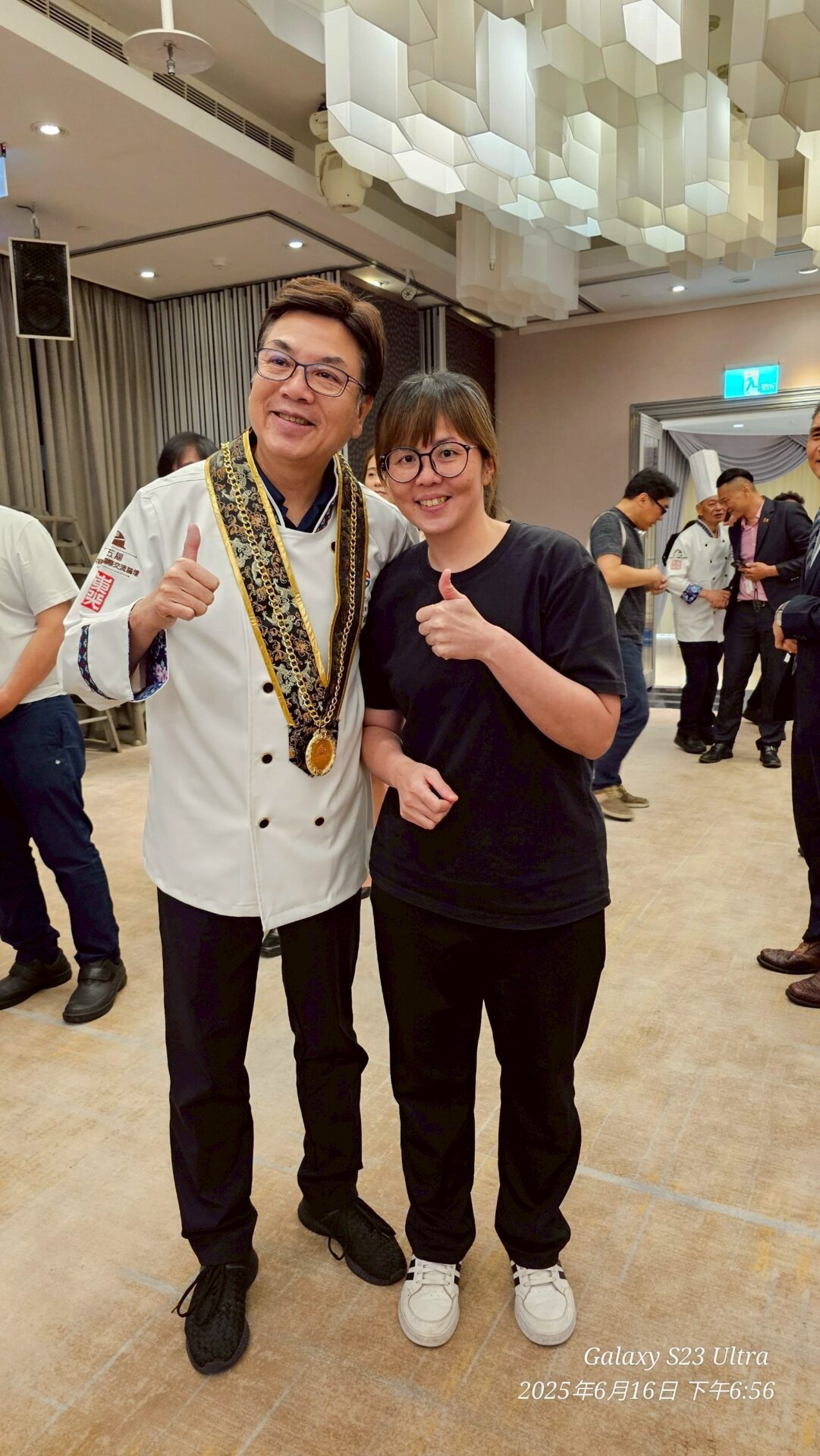 新北市政府副市長劉和然(左1)前來頒發「新北市十大優質伴手禮」金獎與得主金包里農舍莊園新一代甜點師傅蘇桂秋(右1)合影。