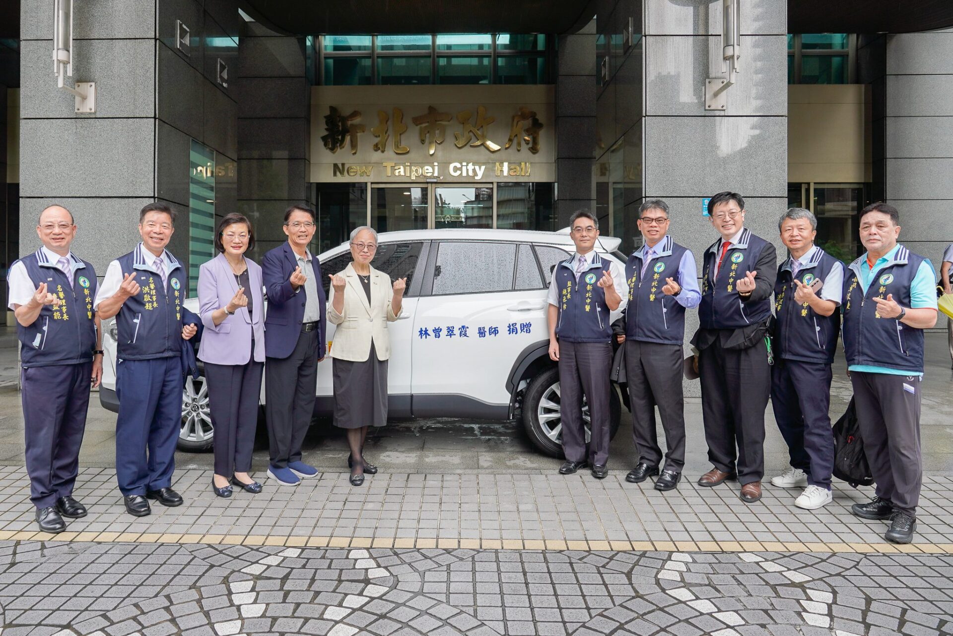 林曾翠霞、鄭玉廷延續摯愛　愛心接力捐社福專車助新北服務網