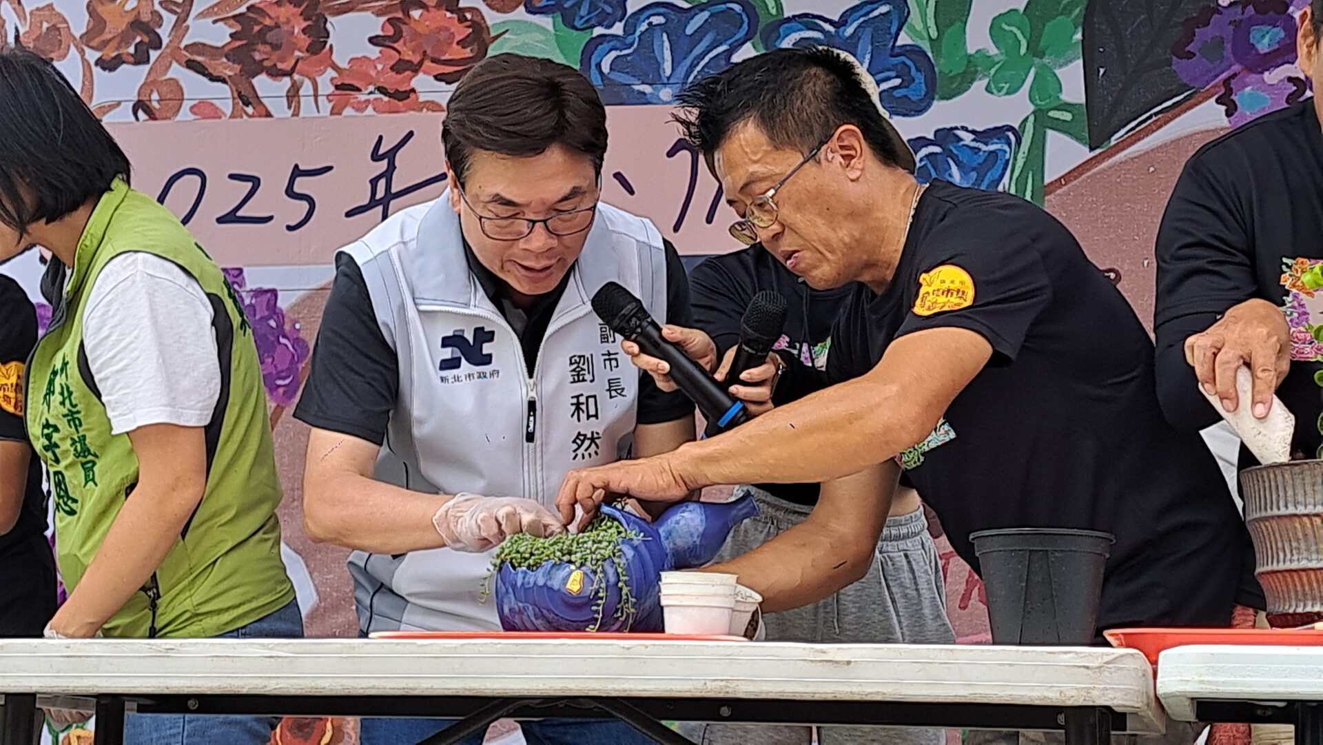 新北市政府副市長劉和然(左2)也親自動手植栽感受植癒的快樂。
