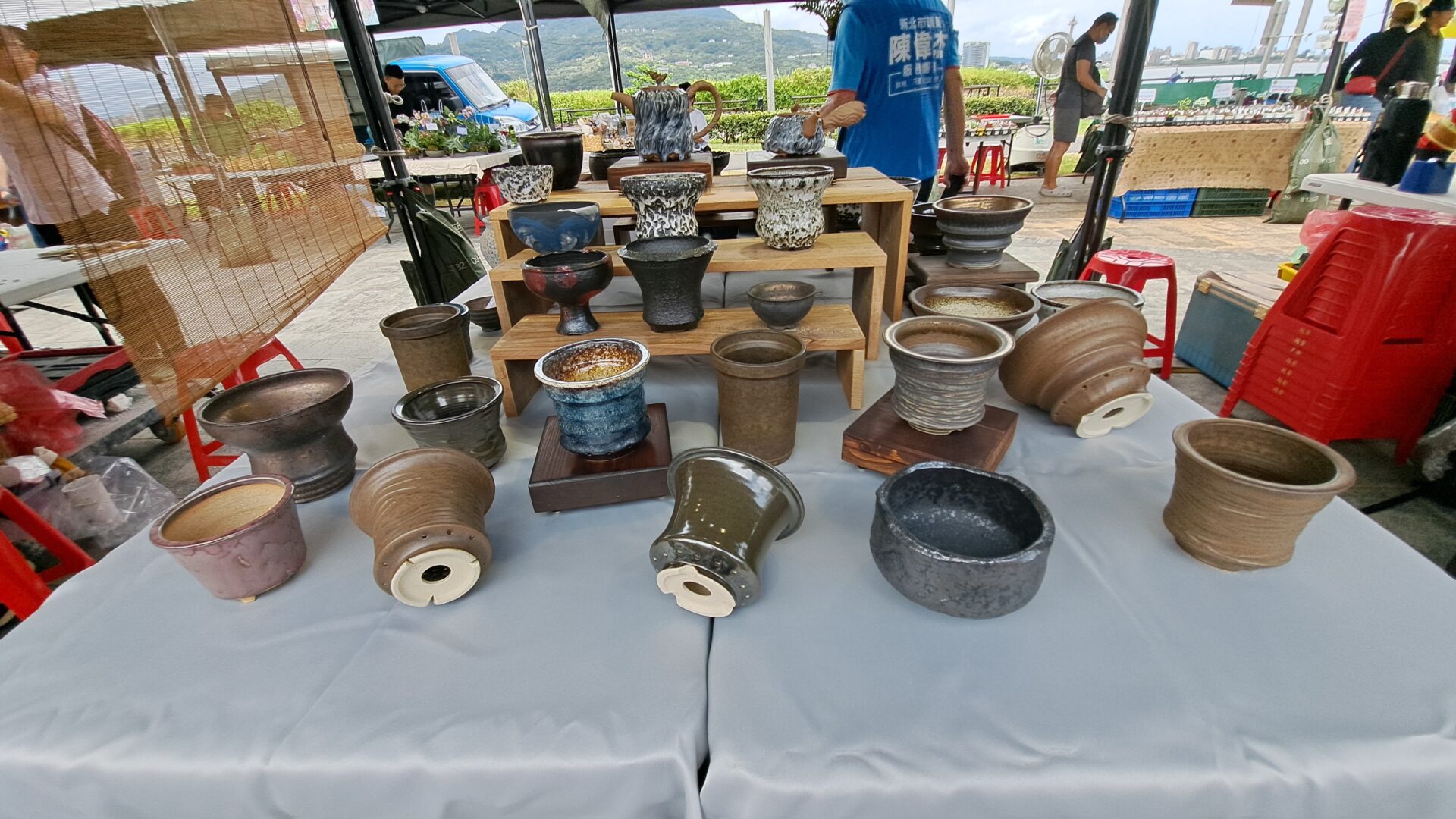 新北鶯歌陶藝家黃子珀也參與市集,他不只是展售作品,像是可以泡茶的「山藍鬼志野釉壺」、手感十足的「蟲蛀志野釉盆」